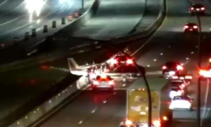 Nesvakidašnji incident! Avion sletio na auto-put i sudario se s automobilom VIDEO