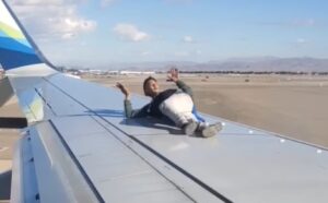 Šta mu je palo na pamet: Ušao na pistu i popeo se na krilo aviona VIDEO