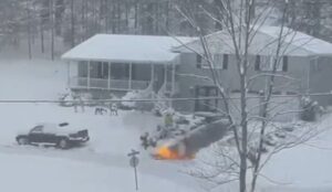 Bacačem plamena čistio snijeg ispred kuće VIDEO