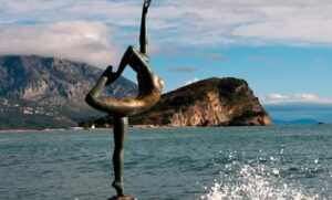 Simbol grada: Statua “Balerine” izvučena iz mora