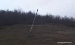 Bandera iščupana iz zemlje: Vjetar uništio dio niskonaponske mreže u Rekavicama