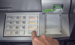 Policija ga sumnjiči za krađu: Sa bankomata u Tesliću uzeo 380 maraka