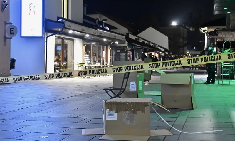 Užurbano hodao ulicom, pa izvadio pištolj: Muškarac obučen u kostim Djeda Mraza ranio dvije osobe