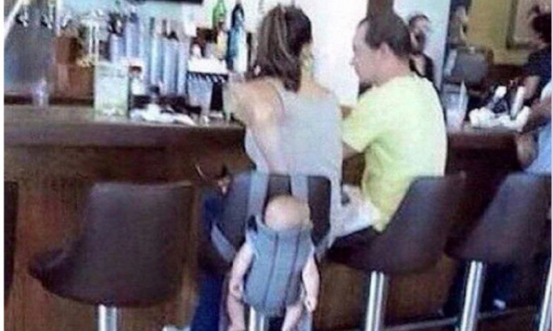 Da li se neko “grubo šali”? Bebu u nosiljci objesila za stolicu i pila za šankom