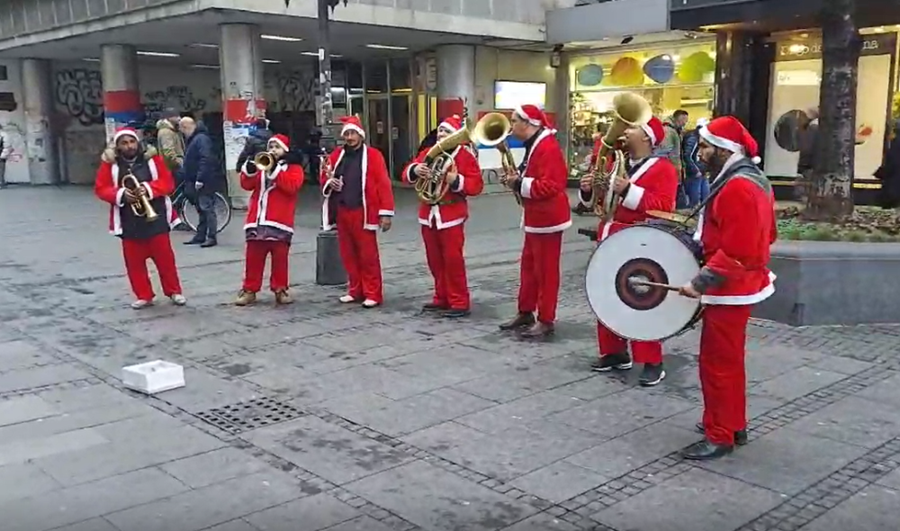 Ne daju koroni da “pobijedi optimizam”: “Djeda Mrazovi” zasvirali “u srcu” velikoga grada VIDEO, FOTO