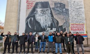 Slikanje i humanitarna akcija za Marka: U Bileći osvanuo mural mitropolita Amfilohija