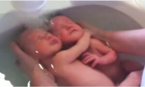 Najslađe što ćete danas vidjeti: Ponašanje tek rođenih blizanaca “topi” srca VIDEO