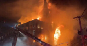 Buktinja se proširila sa obližnje zgrade: U požaru nestala istorijska crkva VIDEO