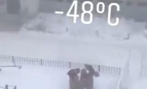 Ne smeta im hladnoća: Djecu pustili iz škole, a oni otišli da se igraju na -48 stepeni VIDEO