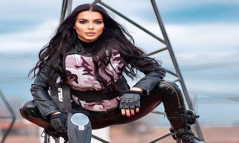 Lijepa, mlada, opasna! Naoružana ljepotica Helena raspametila muški pol FOTO