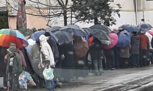 Skromni obrok njima je novogodišnja trpeza: Potresna scena ispred banjalučke Javne kuhinje