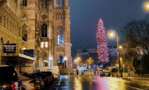 “Potukla” svu konkurenciju: Božićna jelka u Beču visoka čak 33 metra