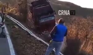 Vozač kamiona izgubio kontrolu nad vozilom i završio u provaliji VIDEO