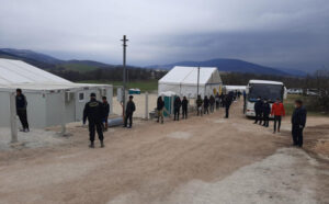 “Čekamo odluku Savjeta ministara”: Zatvaranje migrantskog kampa i dalje neizvjesno