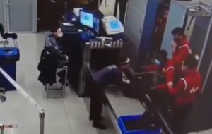 Fudbaler Zvezde napravio incident na aerodromu: Kanga se sukobio sa carinikom VIDEO