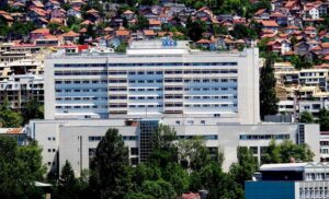 Hitno prebačena u bolnicu u Sarajevu: Pješakinja teško povrijeđena nakon što ju je udario auto