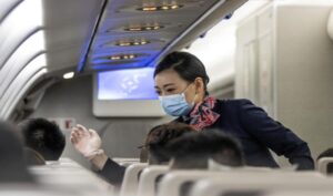 Neobične smjernice: Za zaštitu od korona virusa stjuardese trebaju nositi i pelene