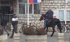 Revoltiran: Policija mu oduzela auto, pa jaše na konju kroz grad FOTO