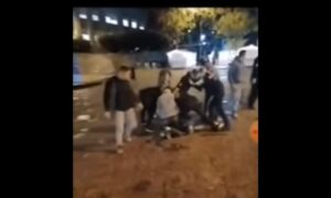 Drama u centru! Prijetio ljudima, pa ukrao makaze i napao prolaznike i policajku VIDEO