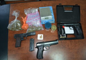 Oduzeta tri pištolja i droga,dvoje uhapšeno