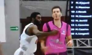 “Uličarsko” ponašanje tokom meča: Igrač Budućnosti šakom udario košarkaša Mege VIDEO