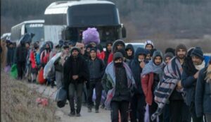 Čekajući premještanje: Migranti iz kampa “Lipa” noć proveli u autobusima