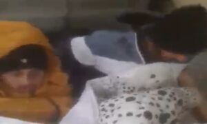 Šokantna scena ispred kuće: Banjalučanin krenuo da baci dušek i našao migrante kako spavaju VIDEO