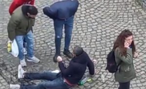 Tuča migranata u centru grada: Muškarac leži krvav VIDEO