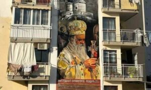 Mjesec dana bez velikog čovjeka! Osvanuo mural posvećen mitropolitu Amfilohiju