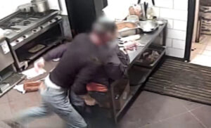 Stravičan snimak nadzorne kamere: Upao u fast food i zabio mu makaze u vrat VIDEO