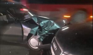 Teška saobraćajka! Tri osobe povrijeđene u žestokom sudaru dva “audija”