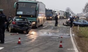 Stravičan sudar autobusa i dva “golfa”: Među četvoro povrijeđenih i jednogodišnja beba