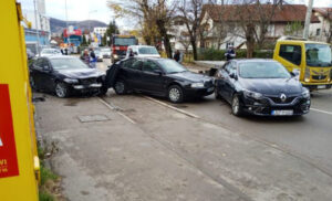 Saobraćajna nesreća u Banjaluci: Vozaču navodno pozlilo, slupana tri automobila