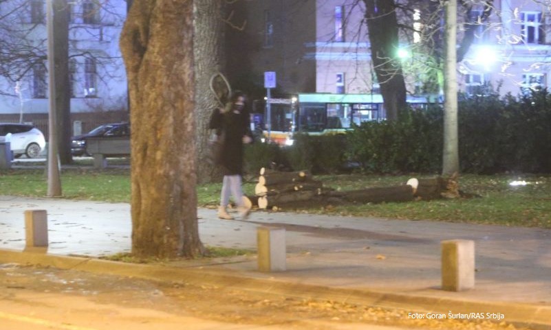 Padaju dijelovi ograda, fasade, saksije… Vjetar u Banjaluci i dalje pravi haos