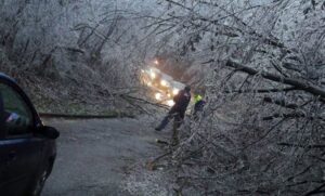 Ledena kiša napravila saobraćajni haos u Banjaluci: Đaci morali auto-stopom do škole