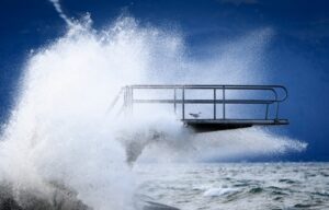 Opasna oluja u Dalmaciji: Snažan vjetar bacio trajekt pun putnika na luku VIDEO
