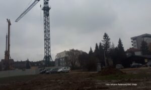 Neobično upozorenje za nepropisno parkiranje u Banjaluci: Nemojte na put, prolaze mikseri FOTO