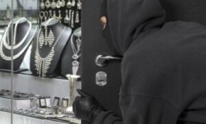 Filmska krađa: Maskirani banditi autom uletjeli u tržni centar i opljačkali zlataru