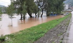Kiša napravila haos: Poplave u pojedinim djelovima BiH, voda ljudima ušla u kuće
