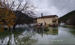 Poplave u Hrvatskoj, kuće pod vodom, porodice odsječene od svijeta