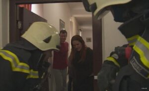 Porodica ostala zarobljena nakon zemljotresa: Vatrogasci 10 minuta rezali vrata da ih spase