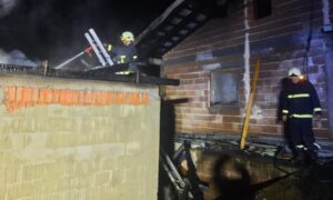 Buktinja u “gluvo doba”: Vatrogasci na teškom zadatku, požar “gutao” porodičnu kuću