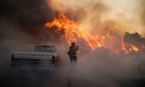 Vatrena stihija nemilosrdno bjesni: Zbog požara evakuisano 25.000 ljudi