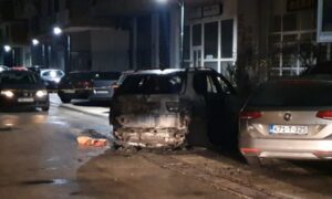 Buktinja “alarmirala” policajce! U požaru izgorio BMW, još jedno vozilo oštećeno