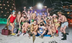 Šta li njih grije? Mladi ljudi organizovali bikini žurku na minus 39 stepeni