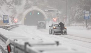 Snijeg i vjetar prave problem: Otežan saobraćaj u Hrvatskoj VIDEO