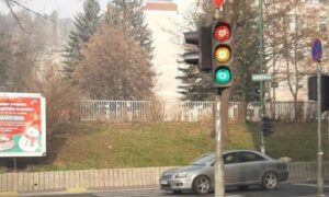 Neobična saobraćajna situacija: Upaljena sva tri svjetla na semaforu, vozači zbunjeni