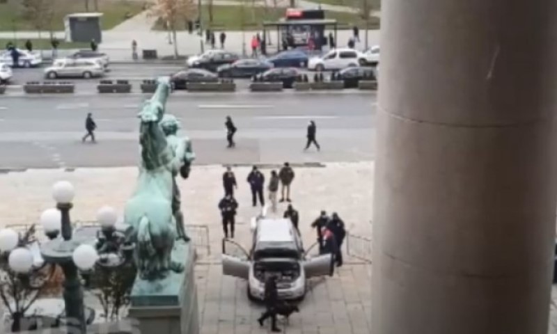 Drama ispred Skupštine: Nepoznata osoba automobilom probila ogradu i počela da viče VIDEO