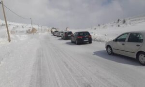 Ugažen snijeg na kolovozu otežava saobraćaj: Na put ne kretati bez zimske opreme