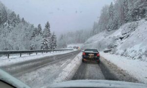 Oprezno za volanom: Otežan saobraćaj zbog ugaženog snijega i leda na kolovozima u višim predjelima